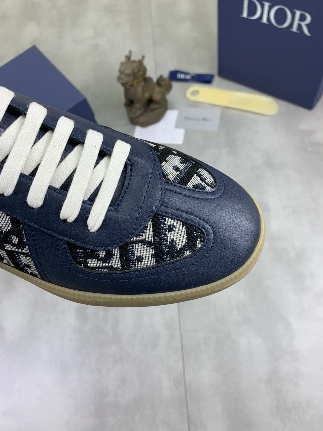 Men's shoes 💰P360 New Dior B01 moral training shoes, white first-layer cowhide, original molded outsole. New to the fall collection, this sneaker marks the return of a Dior classic, reinterpreted in a stylish and elegant silhouette. Crafted from white smooth first-grain cowhide with a tonal silk sheepskin lining, it features the Dior logo on the tongue and inner sides, and a CD icon on the heel. Paired with Tpu anti-slip soles of the same color, it can be matched with various styles to create a sophisticated look.  Code number: 38-44